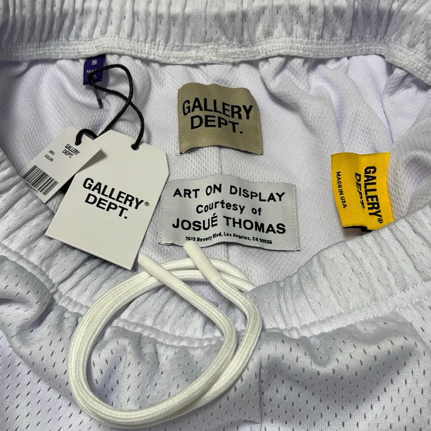 GALLERY DEPT. VENICE COURT SHORTS English mesh shorts Logo webbing wide-leg basketball shorts Black and white S-XL Original molding Loose wide-leg version American boys' first choice Breathable mesh fabric Superimposed soft material inside Comfortable and easy to match Custom-woven original consistent webbing/main mark/component wash mark Details are enlarged to follow